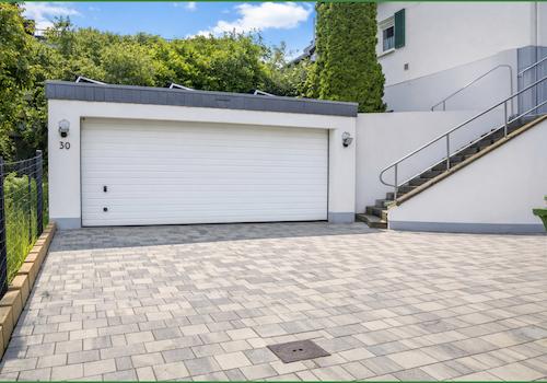Doppelgarage mit Stellplätzen 