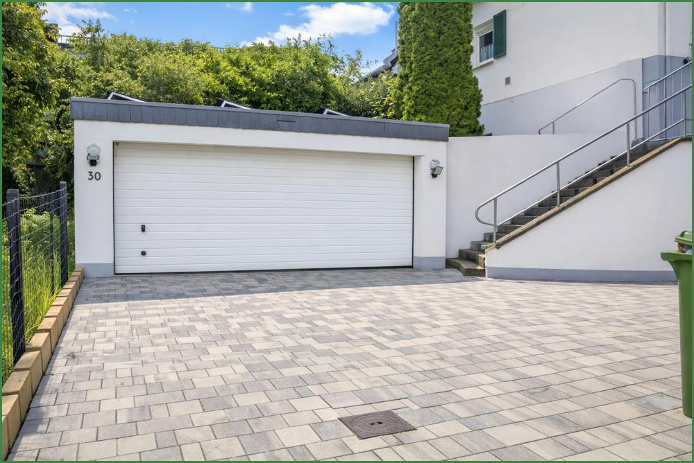Doppelgarage mit Stellplätzen 
