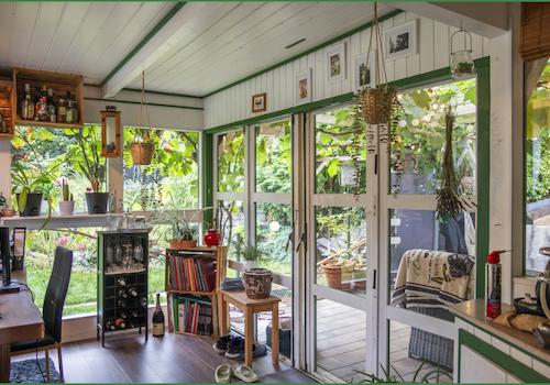 Wintergarten mit Ausgang zur Terrasse und gleichzeitig zum Garten