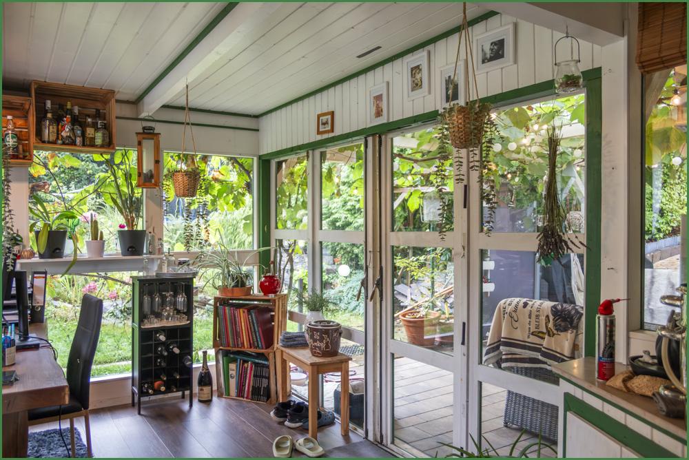 Wintergarten mit Ausgang zur Terrasse und gleichzeitig zum Garten