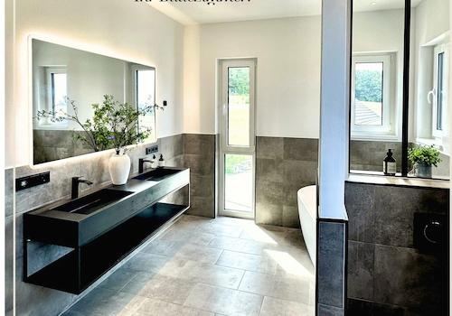 Helles geräumiges Badezimmer