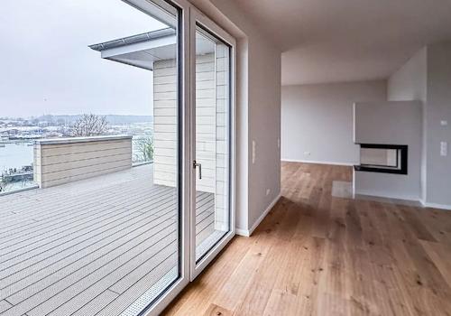 Wohnzimmer mit Blick auf die Dachterrasse