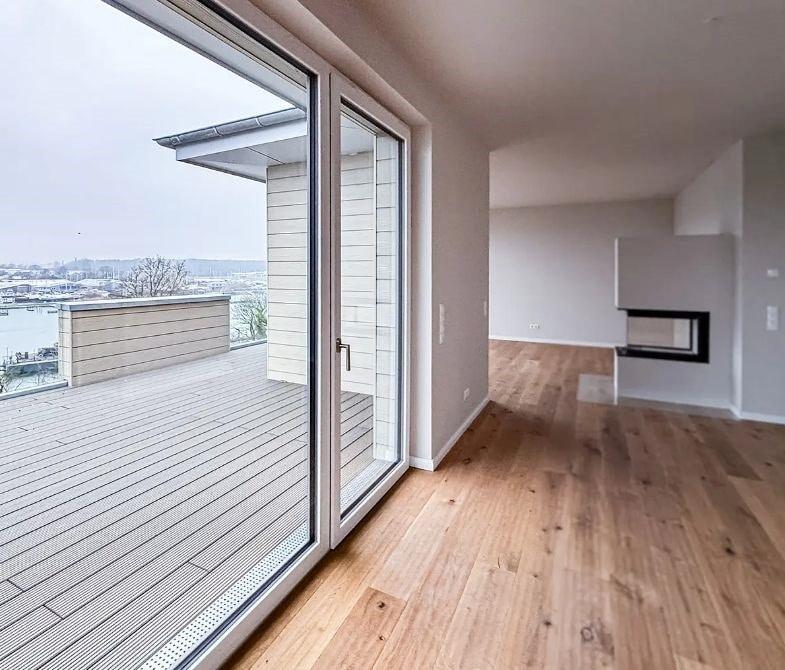 Wohnzimmer mit Blick auf die Dachterrasse