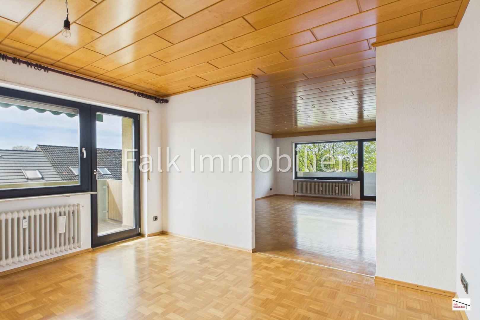 offener Wohn-/Essbereich jeweils mit Balkonzugängen