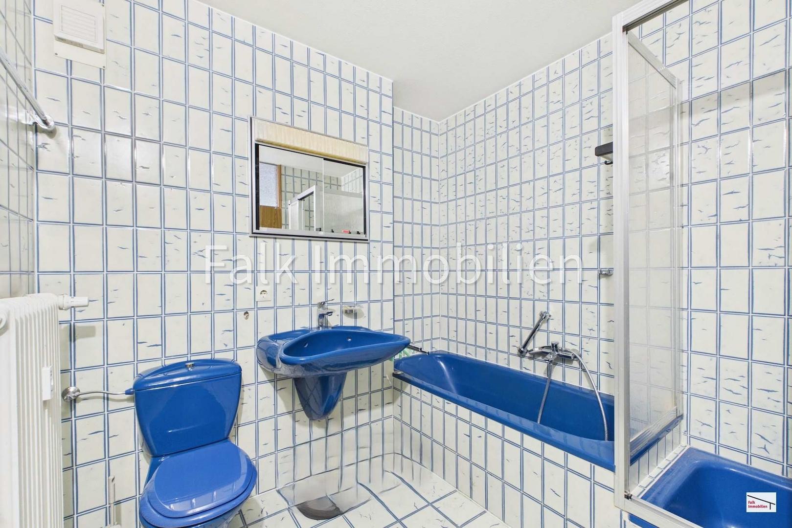 innenliegendes Bad mit Badewanne und Dusche