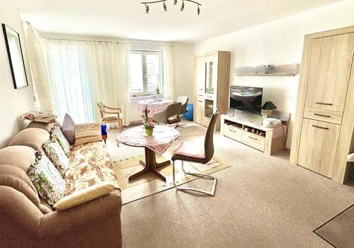 Wohnzimmer mit Balkonzugang