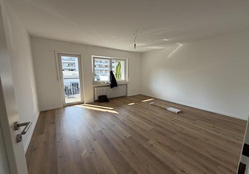 Wohnzimmer mit Balkon