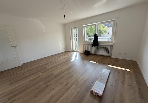 Wohnzimmer mit Balkon