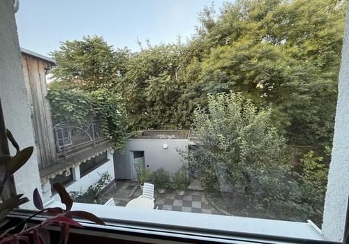 Blick (OG) auf Terrasse im EG