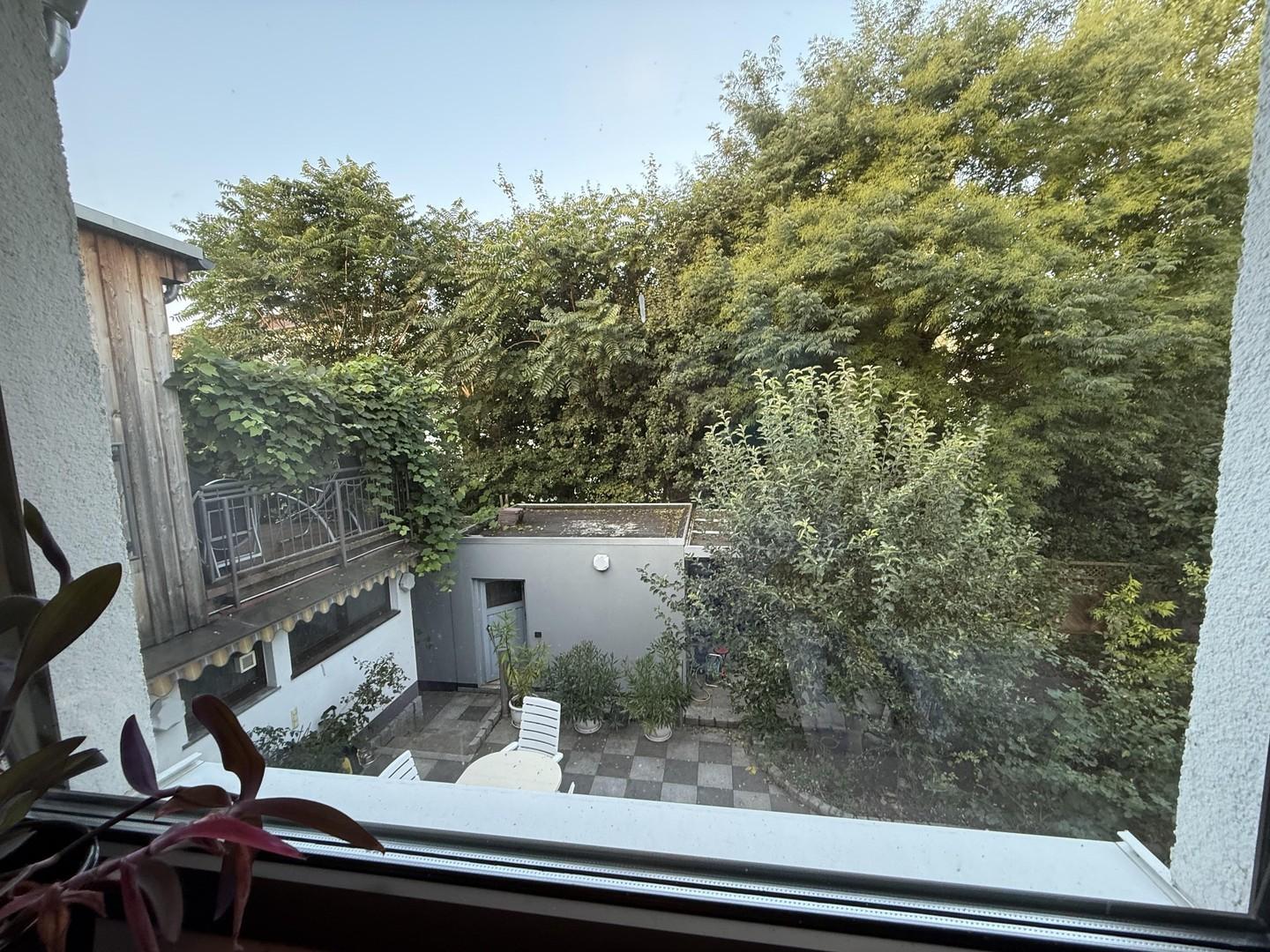 Blick (OG) auf Terrasse im EG