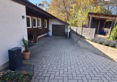 Einfahrt Garage + Stellplatz