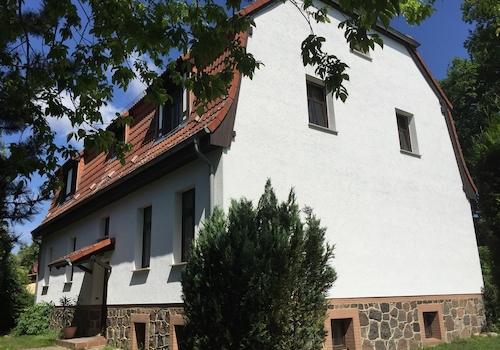 Hausgiebel sowie -rückseite 