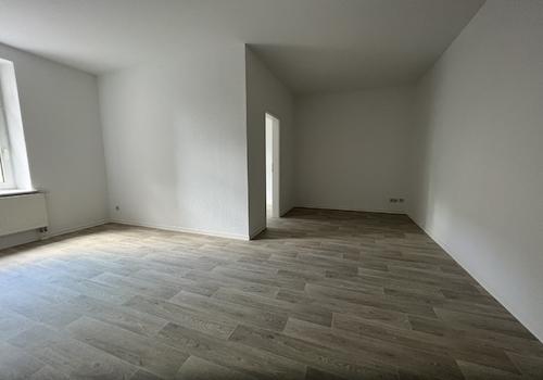 Blick Zimmer zum Schlafzimmer