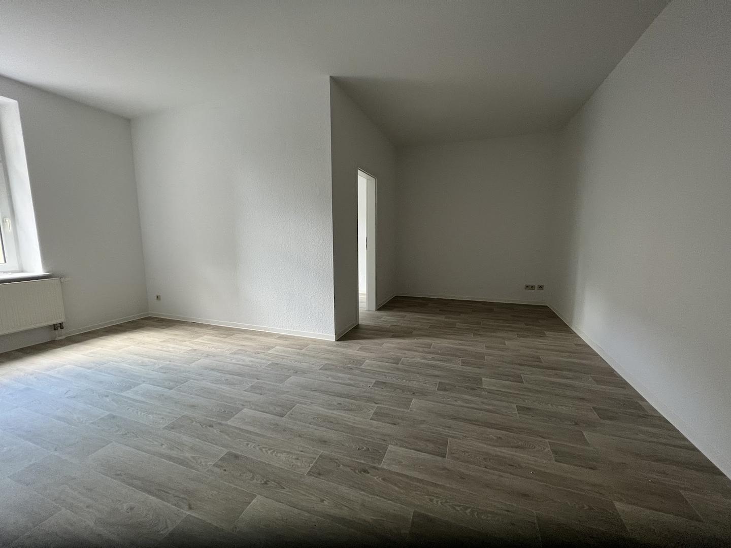 Blick Zimmer zum Schlafzimmer