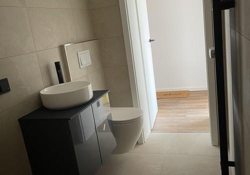 Vom Duschbereich zu Tür