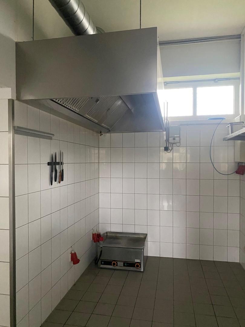 Küche mit Abluftanlage