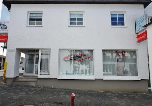 EG links: Fahrschule mit separatem Eingang