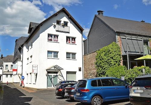 7 eigene Pkw-Stellplätze