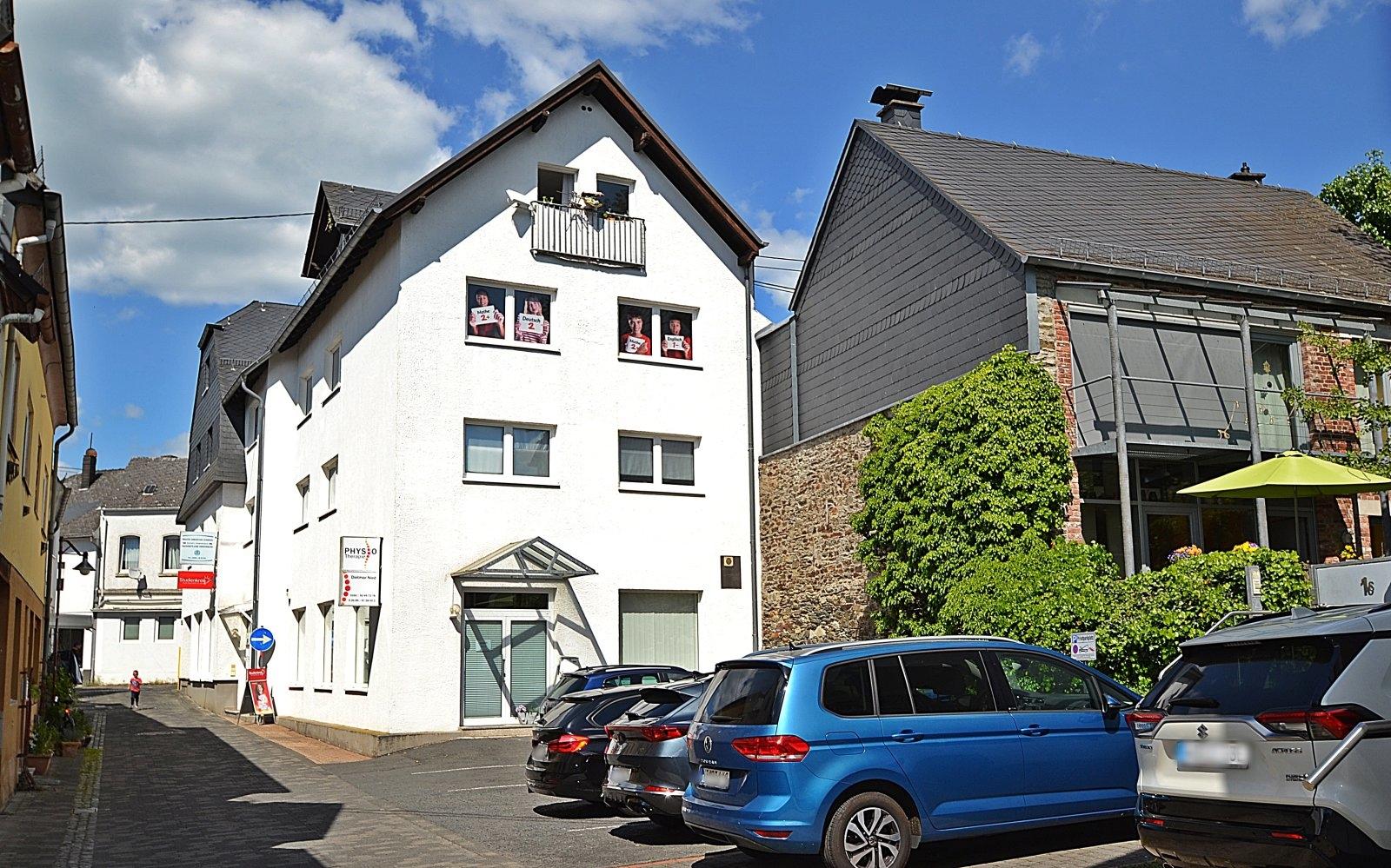 7 eigene Pkw-Stellplätze