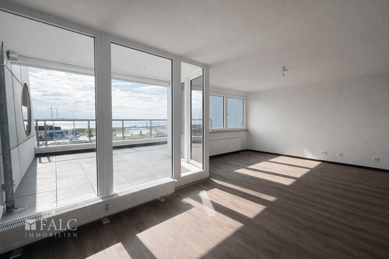 Blick aus Wohnzimmer auf die 40m2 Terrasse