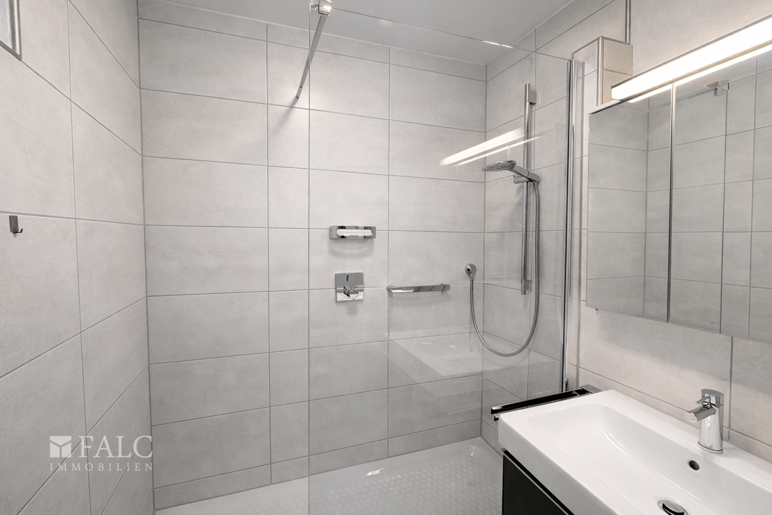 Riesige Dusche im Badezimmer