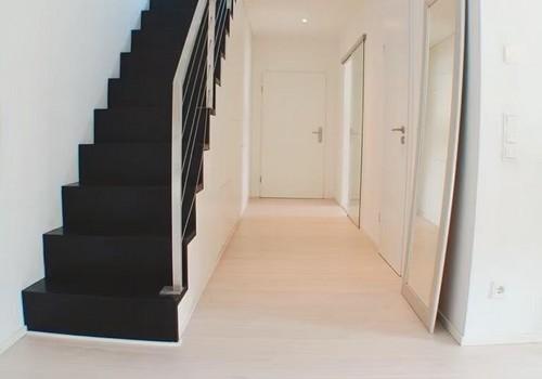 Flur + Treppe zu Schlafbereich