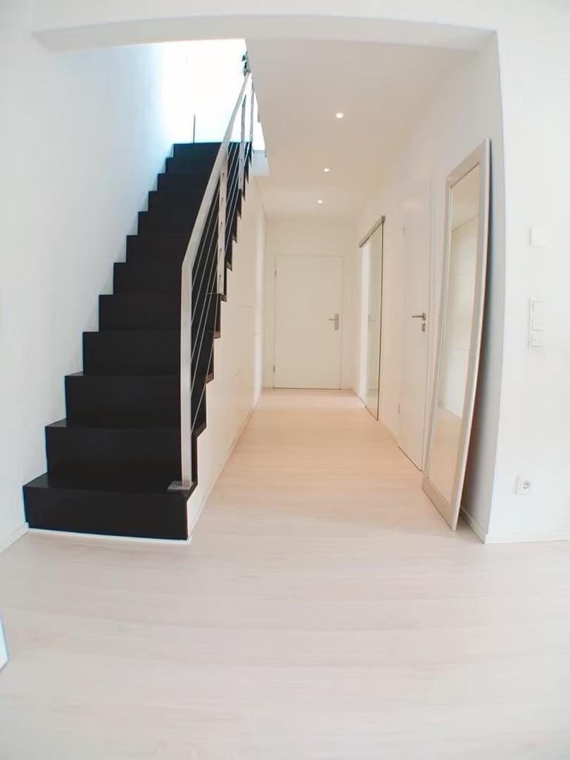 Flur + Treppe zu Schlafbereich