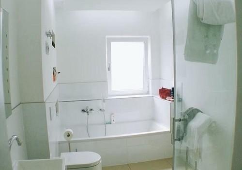 Bad - Badewanne + große Dusche