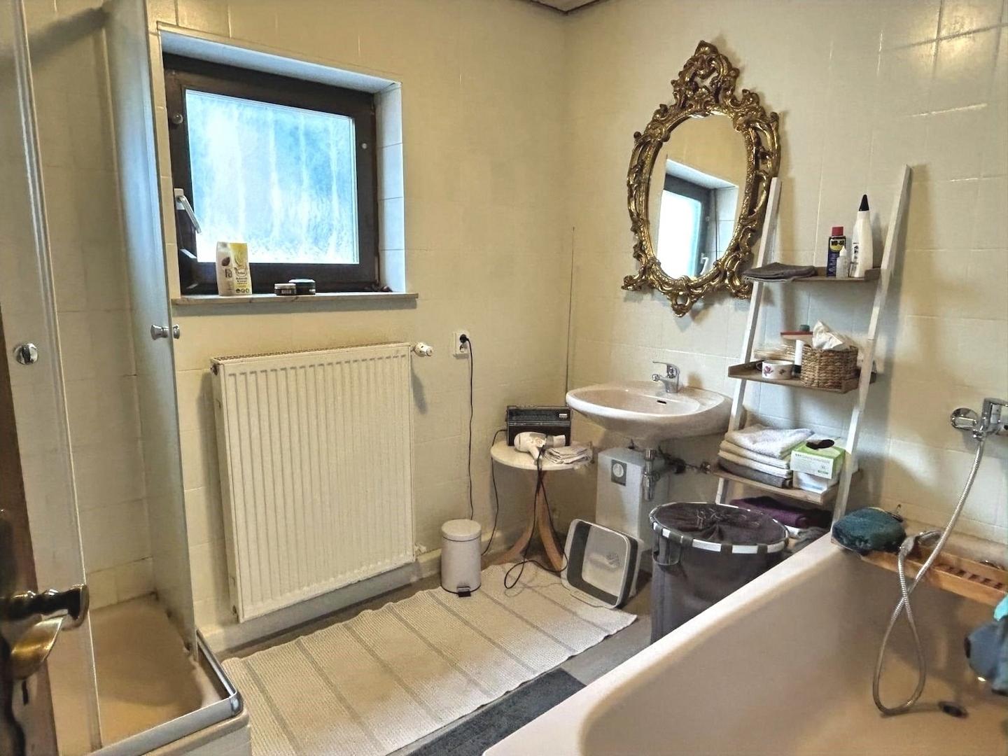 Bad mit Wanne und Dusche im EG