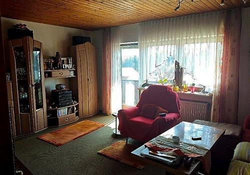 Wohnzimmer mit Balkon