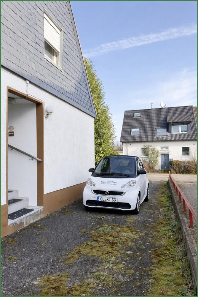 Einfahrt neben dem Eingang
