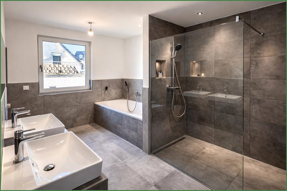 Badezimmer mit Badewanne und Dusche