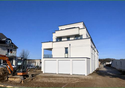 Hausansicht mir 3 Garagen
