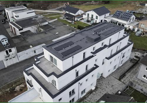 Dach mit PV Anlage