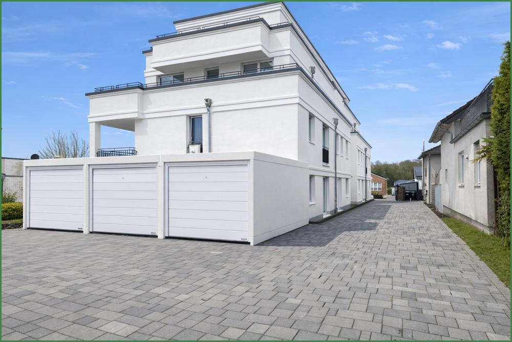 Front mit 3 Garagen fertig gepflaster - KI