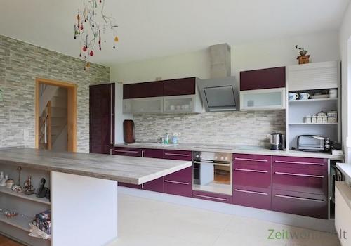 Einbauküche mit Arbeitstisch