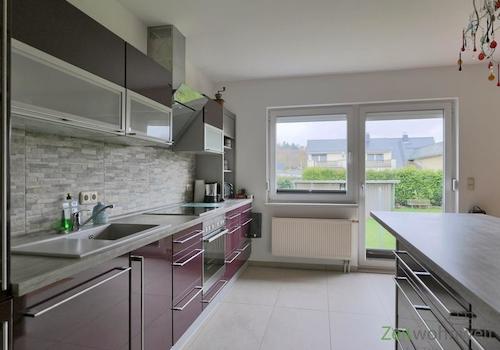 Einbauküche vor dem Gartenausgang