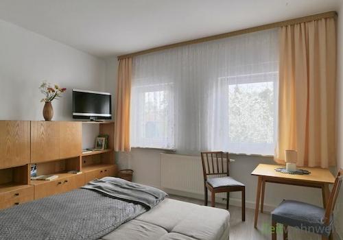 Blick zu TV und Tisch