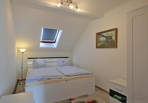 Schlafzimmer mit Kleiderschrank