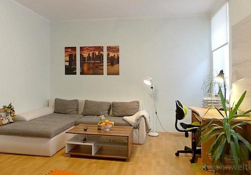 Couch und Schreibtisch