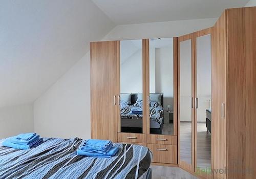 großer Kleiderschrank