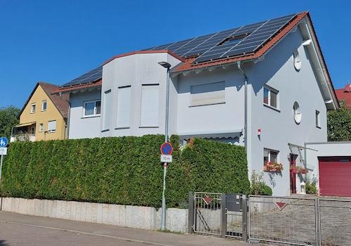 Frontalansicht mit Einfahrt