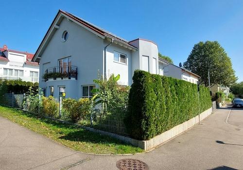 Aussenansicht links mit Balkon