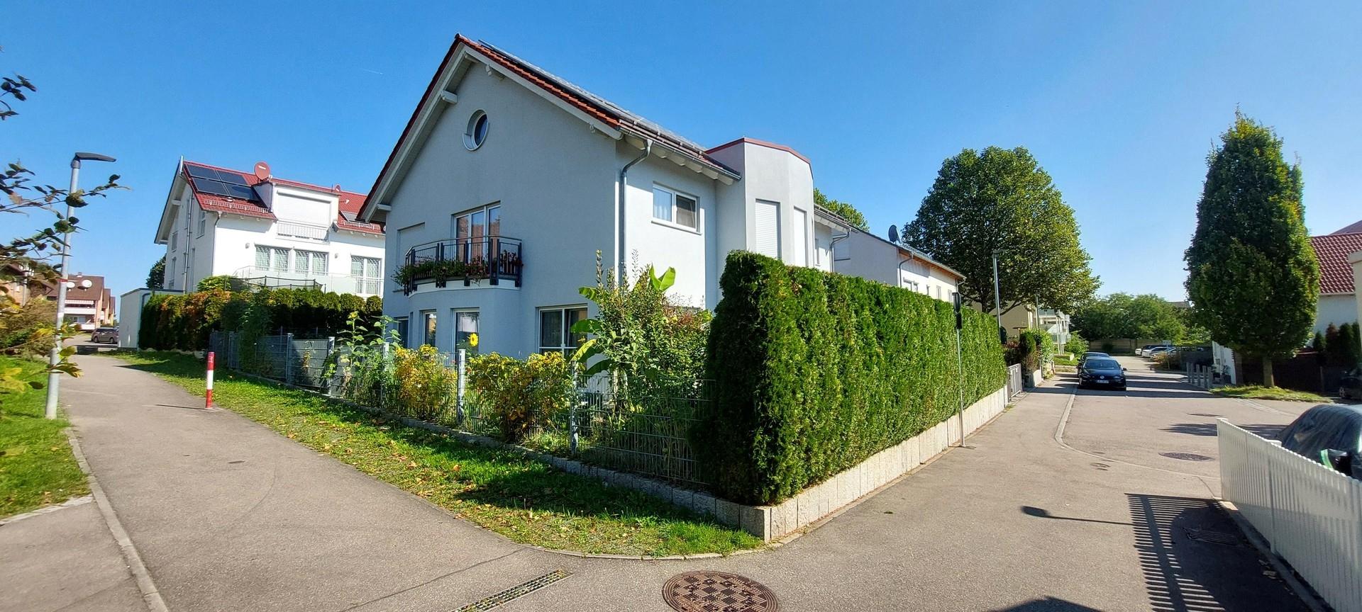 Aussenansicht links mit Balkon