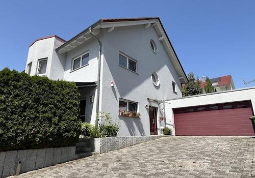 Einfahrt und Garagentor