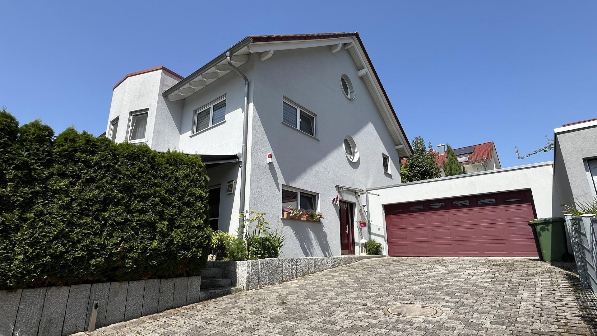 Einfahrt und Garagentor