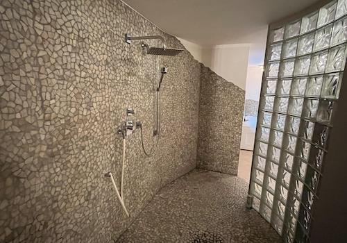 Wellness - Flusskieseldusche