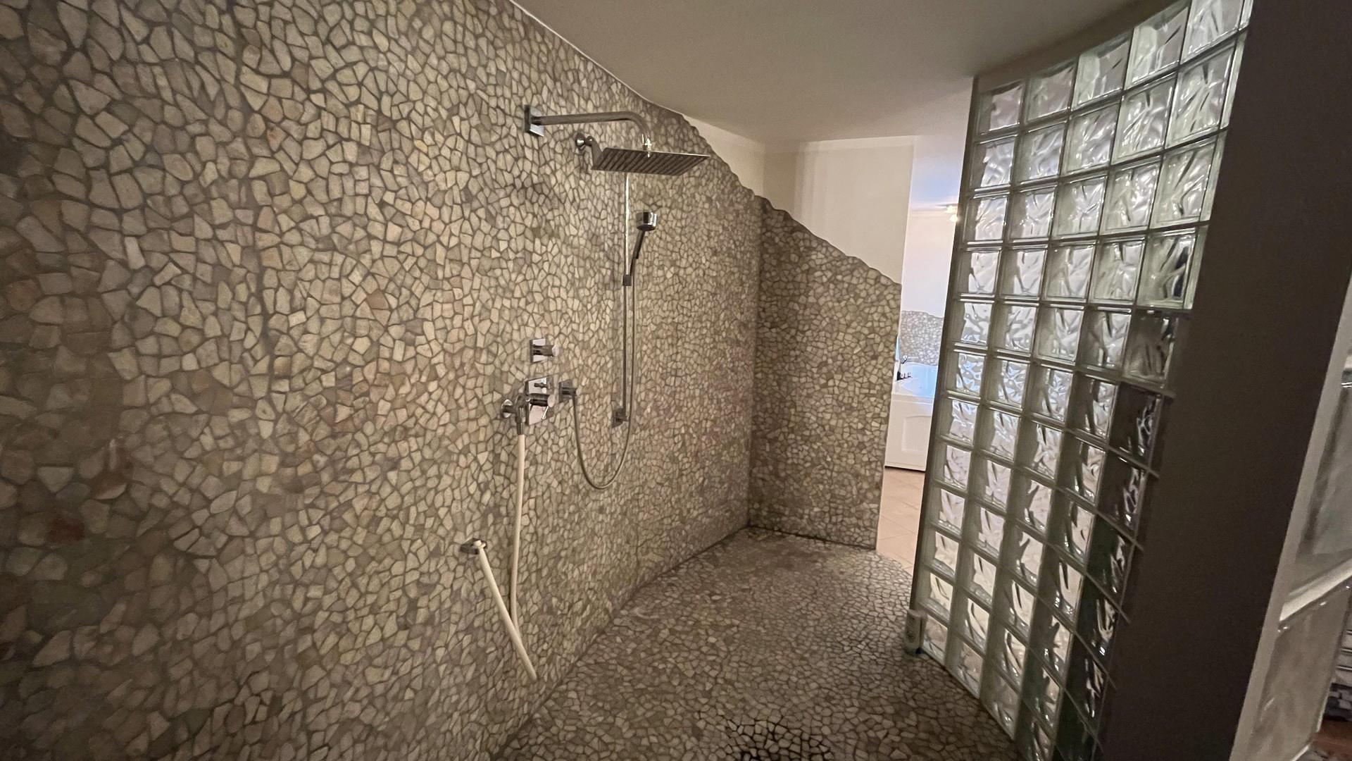 Wellness - Flusskieseldusche