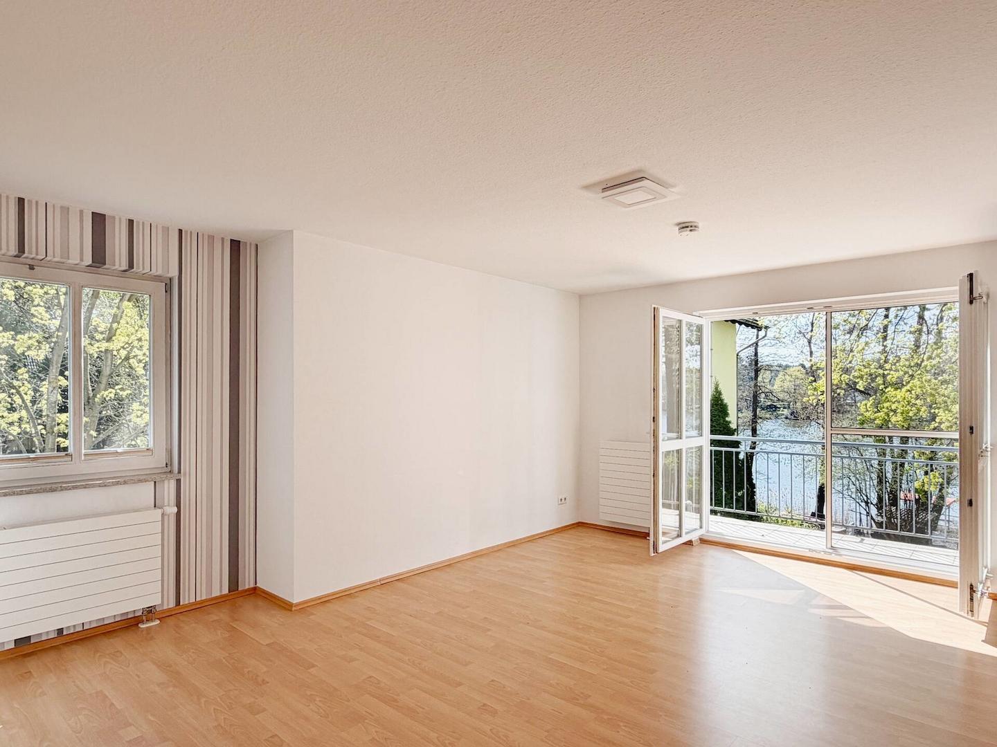 Wohnzimmer mit Balkon