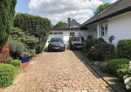 Hauseinfahrt mit Garage